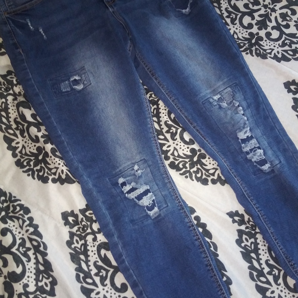 Distressed ankled blue jeans
